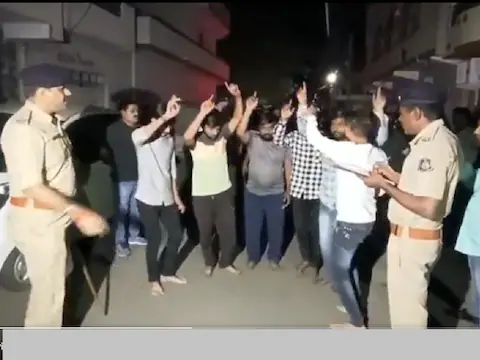 गुजरात: जूनागढ़ में दरगाह के अवैध निर्माण को लेकर विरोध, भीड़ ने पुलिस चौकी पर किया पथराव