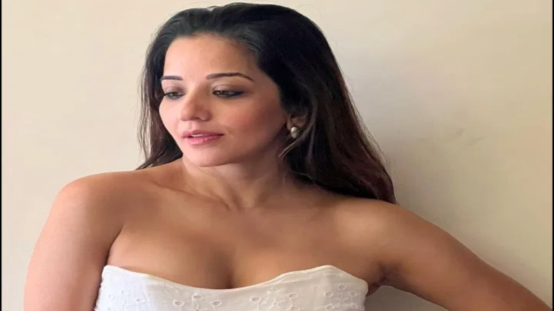 खतरे में हैं मोनालिसा! खुद बताई डायरेक्टर सनोज मिश्रा की सच्चाई , VIDEO शेयर कर बोली वो मुझे…