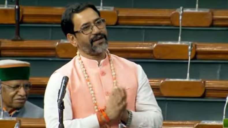 Nirhua: आजमगढ़ में निरहुआ के लिए प्रचार कर रहीं हैं अक्षरा सिंह के साथ भोजपुरी की ये एक्ट्रेस, खूब जुट रही है भीड़