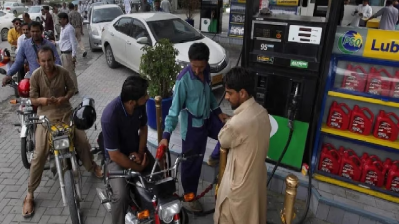 Pakistan में पेट्रोल-12 और डीजल 30 रुपये लीटर सस्ता हुआ, खाली खजाने के बीच कैसे हुआ चमत्कार?
