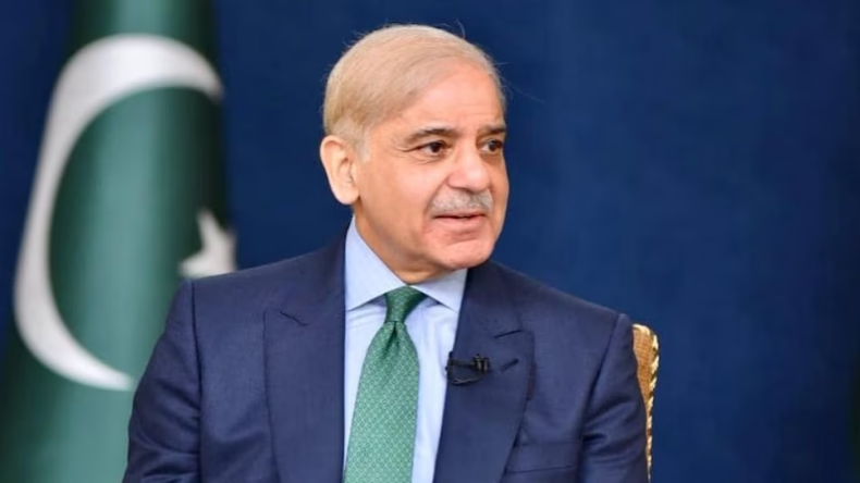 Pakistan में पेट्रोल-12 और डीजल 30 रुपये लीटर सस्ता हुआ, खाली खजाने के बीच कैसे हुआ चमत्कार?