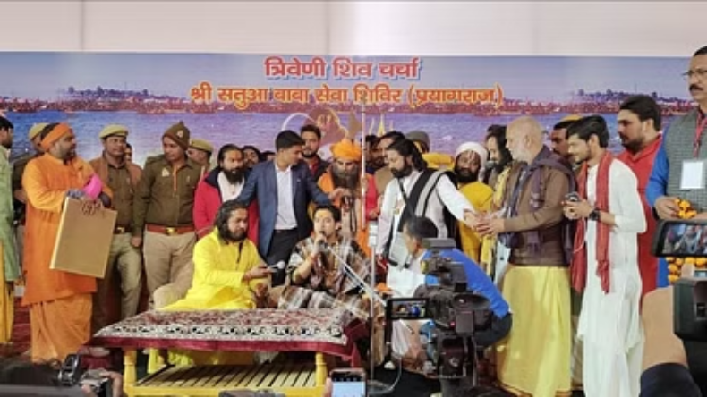 ये बंदूकें और गार्ड… आखिर बागेश्वर बाबा को किस बात से है ख़ौफ़ ?