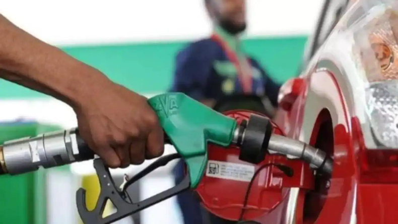 Petrol-Diesel Price : कच्चे तेल की कीमत में आई गिरावट, जानें कौन से शहर इस लिस्ट में शामिल