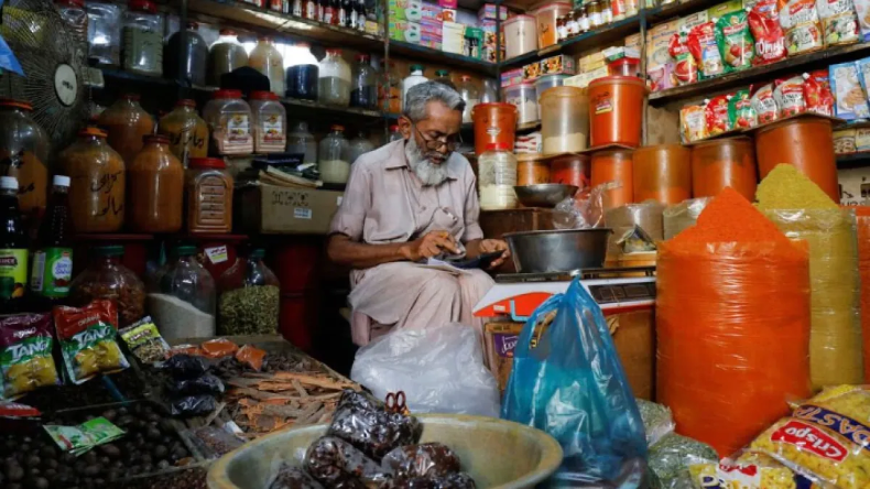 Pakistan में पेट्रोल-12 और डीजल 30 रुपये लीटर सस्ता हुआ, खाली खजाने के बीच कैसे हुआ चमत्कार?
