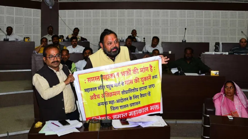 महाकाल मंदिर में दीवार गिरी और गुजरात में फंसी बस, बारिश के कहर से सबकी सांसें थमीं!