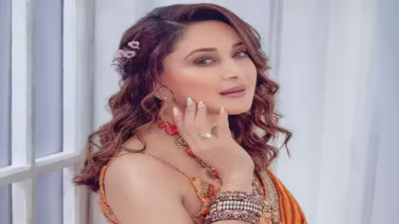 APPLE सीईओ संग नजर आईं Madhuri Dixit, अभिनेत्री ने खिलाया वड़ा पाओ तो टिम ने ऐसे किया रिएक्ट