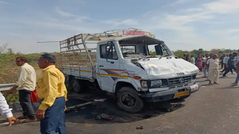 मध्य प्रदेश के सीधी में ट्रक की टक्कर से पलटी तीन बसें, 14 की मौत 50 लोग घायल