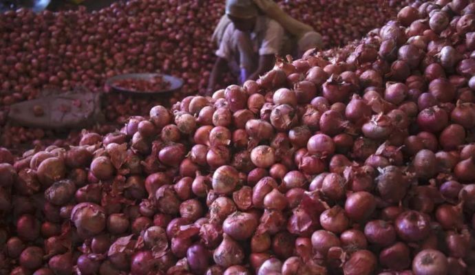 महंगाई: टमाटर में घुली मिठास तो अब रुलाने लगा प्याज, 10 दिन में दोगुनी हुई कीमतें