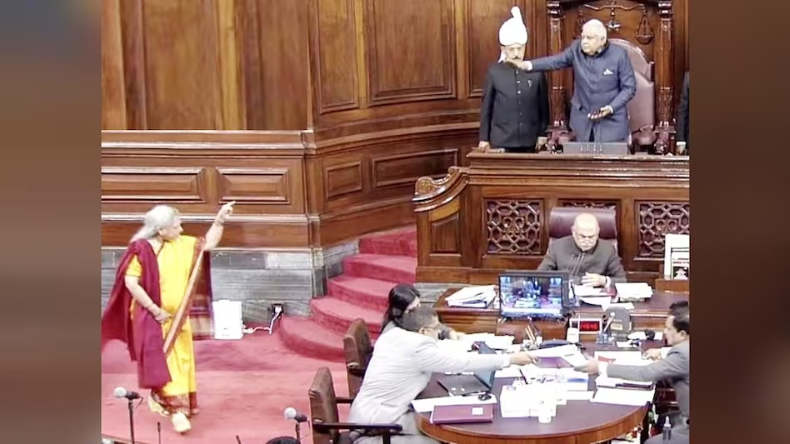 अंबानी-बच्चन परिवार के  डिज़ाइनर ने Urfi Javed को बनाया अपनी मॉडल