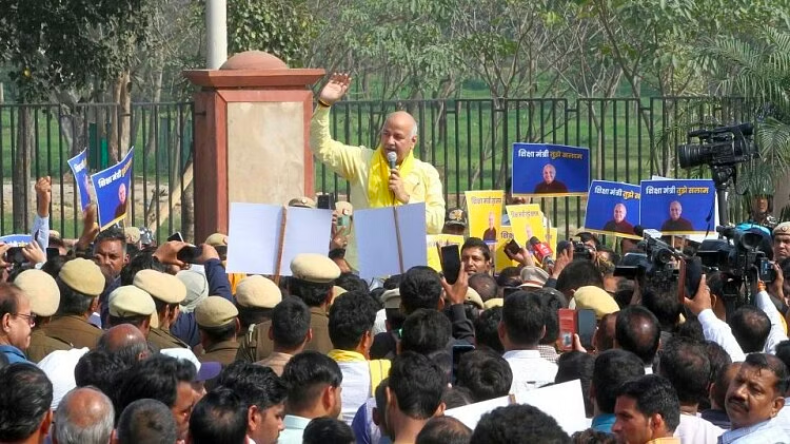 Manish Sisodia: कोर्ट में 2 बजे पेश होंगे मनीष सिसोदिया, हिरासत में लिए गए आप कार्यकर्ता छूटे