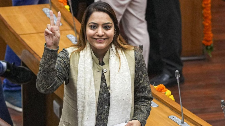 AAP के सामने छाए संकट के बादल, दिल्ली में मेयर चुनाव जीते लेकिन दस पार्षदों ने की क्रास वोटिंग