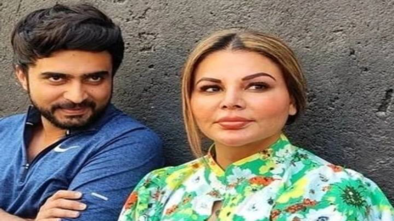 Rakhi Sawant ने नमाज पढ़ते हुए की गलतियां, ये देख भड़के लोग, बोले- ‘नमाज है या मजाक है’