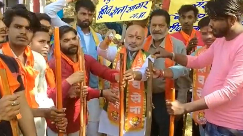 मध्य प्रदेश: बागेश्वर धाम पहुंचे CM शिवराज, धीरेंद्र शास्त्री बोले- ‘हम किसी की पार्टी के नहीं’