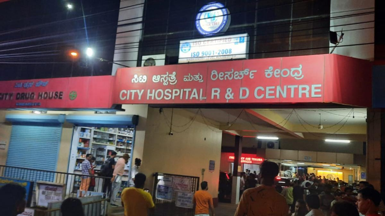 Mangaluru: फुटपाथ पर चल रहे लोगों को कार ने उड़ाया, एक की मौत और चार घायल