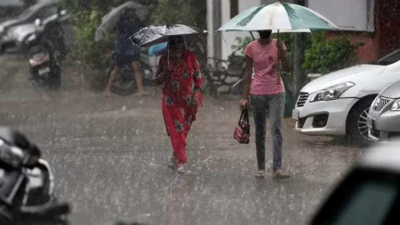 Weather : बारिश ने दिल्ली से पहाड़ी राज्यों तक मचाई हाहाकार