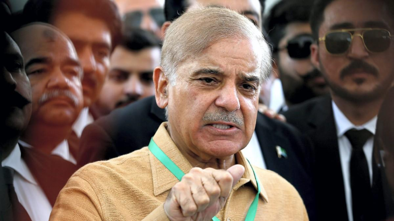 Pakistan में पेट्रोल-12 और डीजल 30 रुपये लीटर सस्ता हुआ, खाली खजाने के बीच कैसे हुआ चमत्कार?