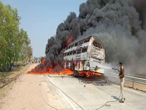 बिहार: नवादा में तेज रफ्तार ट्रक ने कार में मारी जोरदार टक्कर, जीजा-साली की मौत