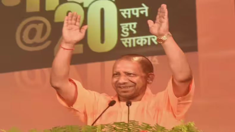 सुप्रीम आदेश के बाद मालिकों ने दुकान से उतारा नेमप्लेट, कूड़ेदान में फेंका
