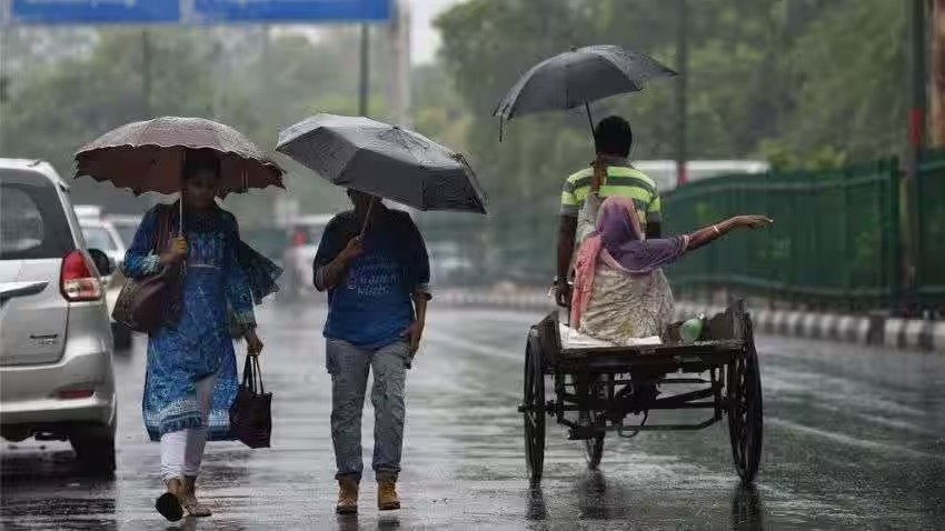 Weather: दिल्ली समेत उत्तर भारत में अभी खराब रहेगा मौसम, जानिए कब थमेगी ये बेमौसम बारिश