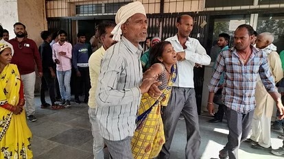 UP: दर्दनाक हादसा! स्कूल के बच्चों से भरी ऑटो को ट्रक ने मारी टक्कर