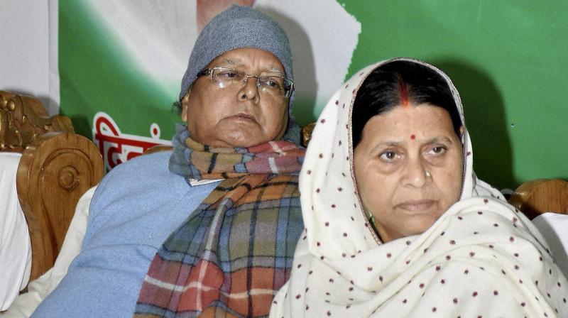 बिहार: तेज प्रताप यादव के पैर पर क्यों गिरे भोजपुरी के सुपरस्टार पवन सिंह? क्या कह रहे है यूजर्स