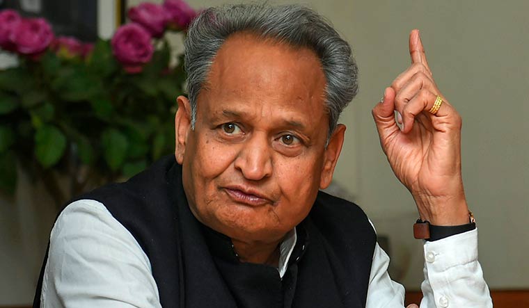 Rajasthan: गहलोत को बड़ा झटका! सात अगस्त को कोर्ट में पेश होने के निर्देश, ये है मामला