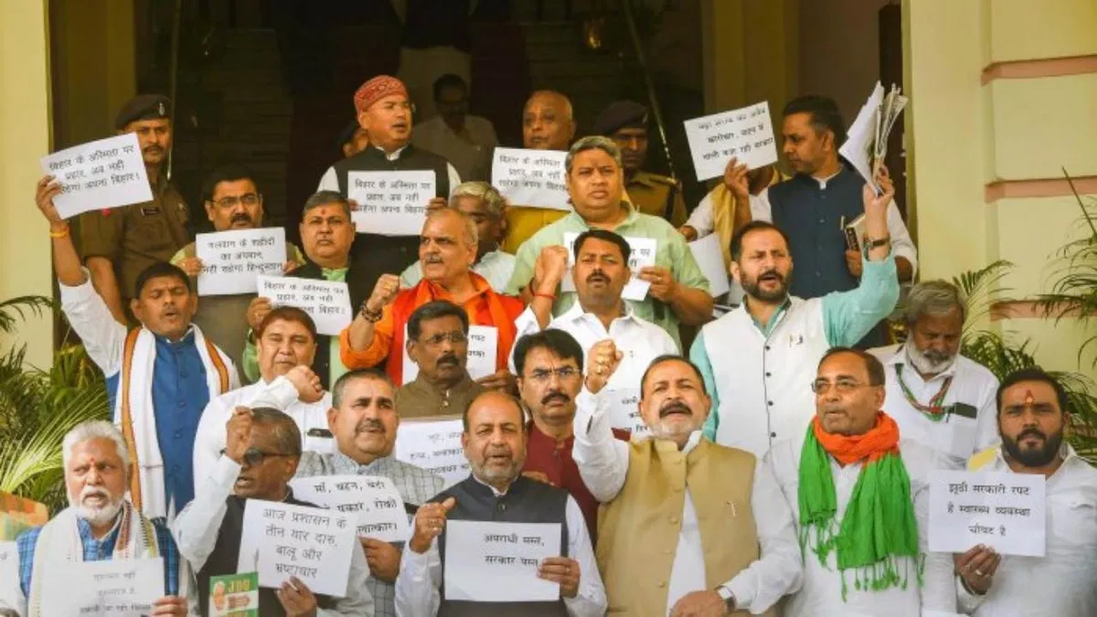 RJD Manifesto: तेजस्वी यादव ने जारी किया घोषणापत्र, जनता से किए ये वादे