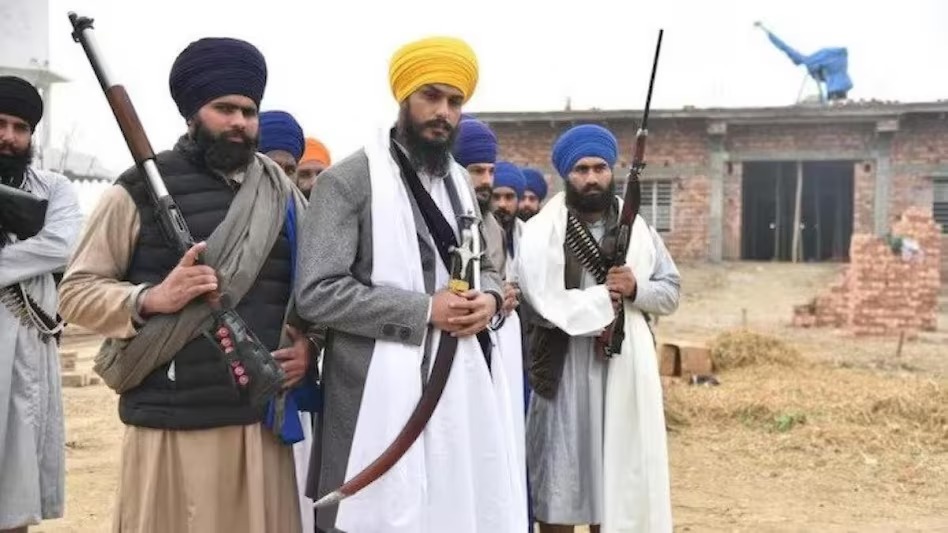 अमृतपाल सिंह की नई फोटो आई सामने, मोटरगाड़ी पर बाइक लाद कर जा रहा