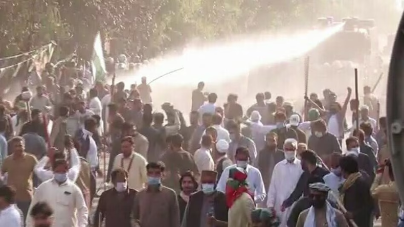 Imran Khan Arrest: पूर्व पीएम को नहीं मिली राहत, समर्थकों की भीड़ के बीच से गिरफ्तार करने पहुंच रही पुलिस