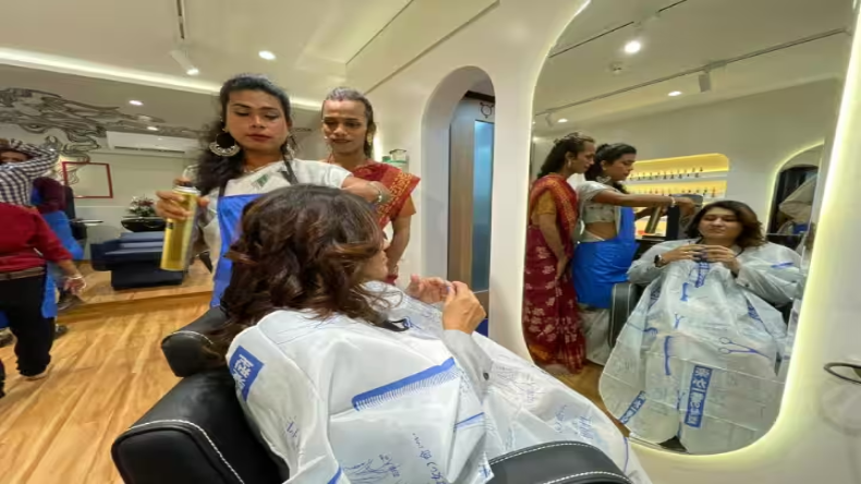 किसान ने मोदी का पोस्टर देख दोनों गालों पर ले ली चुम्मी, कहा- थैंक्यू