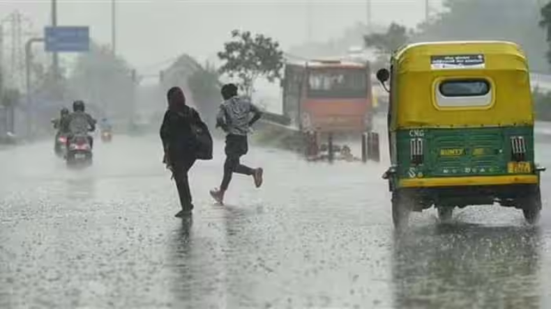 फिर सुहाना हुआ Delhi का मौसम, कई हिस्सों में गरज के साथ बारिश