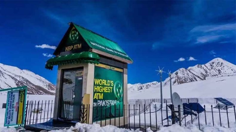 महिला ने पेट्रोल डालकर फूंक डाला पूरा ATM, वीडियो हुआ वायरल