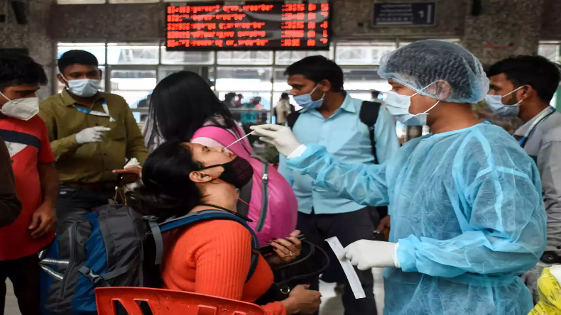 दिल्ली में 153 तो मुंबई में दोगुने हुए कोरोना मामले, संक्रमण दर भी बढ़ी