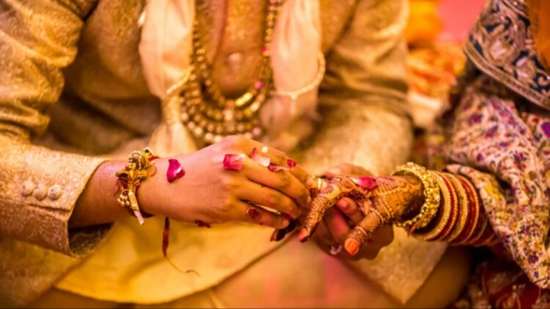 मजदूर कर रहे थे रेलवे ट्रैक की मरम्मत, अचानक तेज़ रफ़्तार से आ गई ट्रेन फिर जो हुआ…