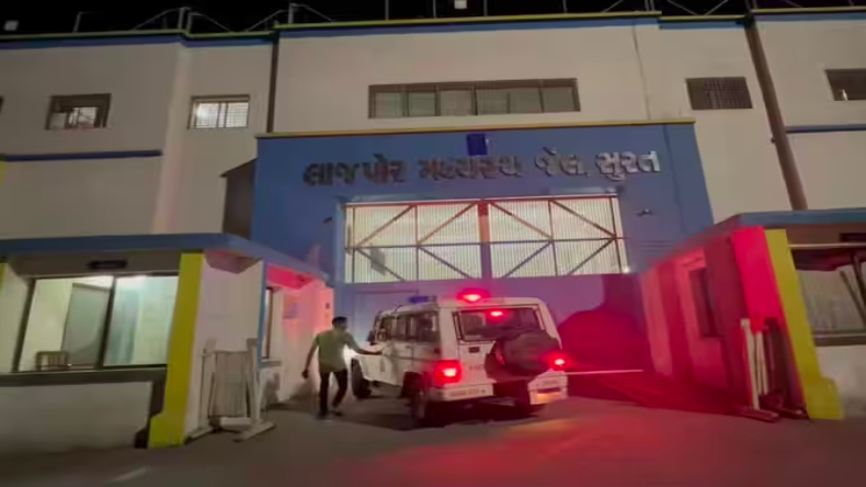 गुजरात: जूनागढ़ में दरगाह के अवैध निर्माण को लेकर विरोध, भीड़ ने पुलिस चौकी पर किया पथराव