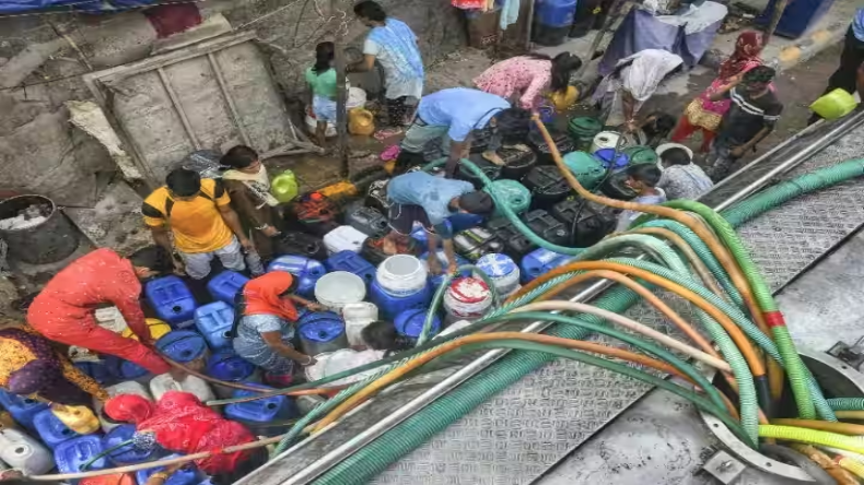 Delhi: रोहिणी इलाके में गिरी तीन मंजिला इमारत, मौके पर पहुंची दमकल की 4 गाड़ियां