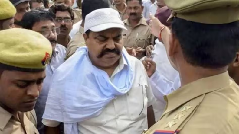 अतीक के दोनों बेटों पर सस्पेंस हुआ ख़त्म, पुलिस ने बताया कहां हैं एजम और अबान