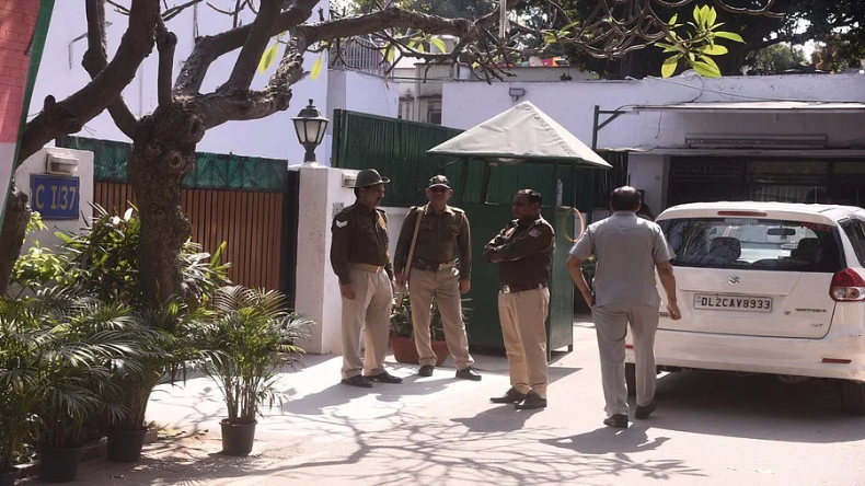 पश्चिम बंगाल के मंत्री और कोलकाता के मेयर फिरहाद हकीम के आवास पर CBI की रेड