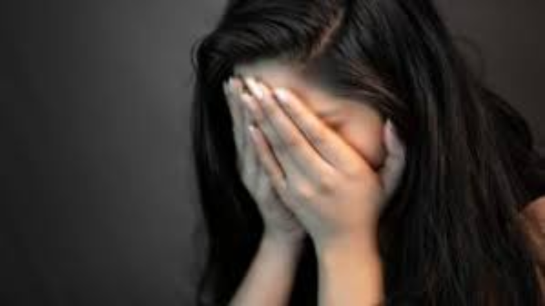 बिहार: एक नशेड़ी ने गाड़ी देखते ही रेलवे ट्रैक पर आकर लेटा, देखिए वीडियो