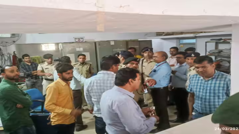 शराब माफिया को पकड़ने गयी पुलिस टीम पर पत्थरबाजी, कई थानों की पुलिस पहुंची