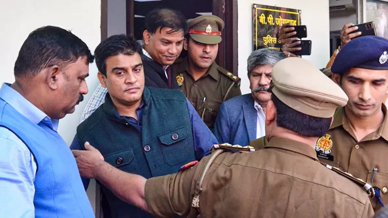शिक्षिका को धोखे से घर ले गया युवक, फिर जबरन उतारे कपड़े, अर्धनग्न हालत में भागी महिला