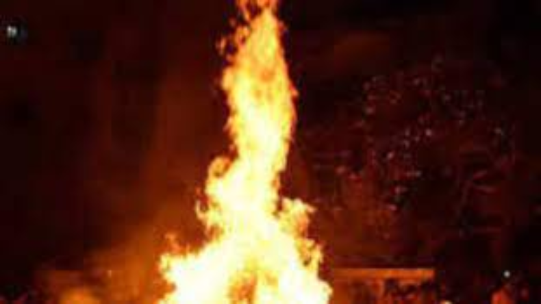 Holika Dahan : होलिका दहन में अगर चमकाना चाहते हैं अपनी किस्मत तो चढ़ाएं इन चीज़ों को