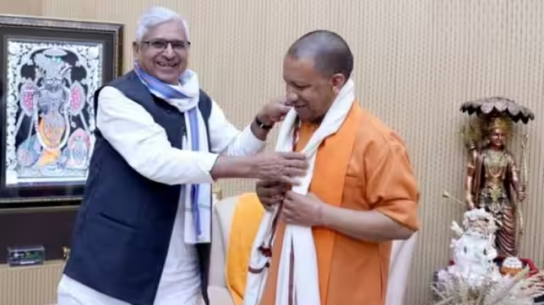 UP :  BJP के स्थापना दिवस पर सीएम योगी ने लखनऊ कार्यलय में फहराया पार्टी का झंडा