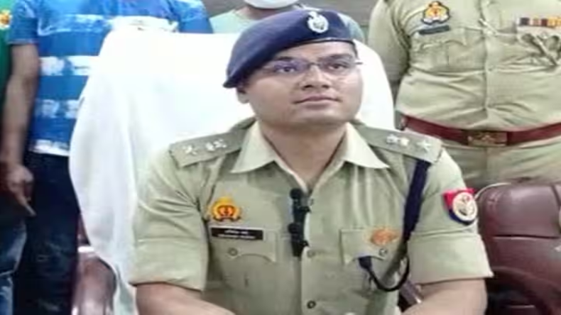 हापुड़ में बस ड्राइवर की अनोखी प्रेम कहानी, गाड़ी का शीशा तोड़कर खून से भरी प्रेमिका की मांग