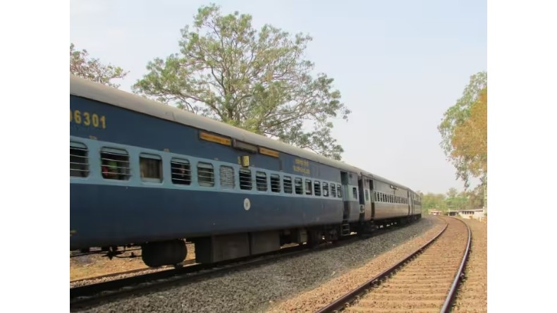Khabar Jara Hat ke: ये रेलवे स्टेशनो के नाम सुन कर आपकी हंसी छूट जाएगी