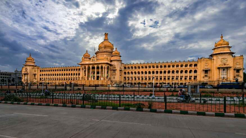 कर्नाटक में सेक्स रैकेट के खिलाफ आवाज उठाना पड़ा महंगा! विधायकों को उठाकर बाहर फेंक दिया, बीजेपी के 18 विधायक 6 महीने के लिए निलंबित