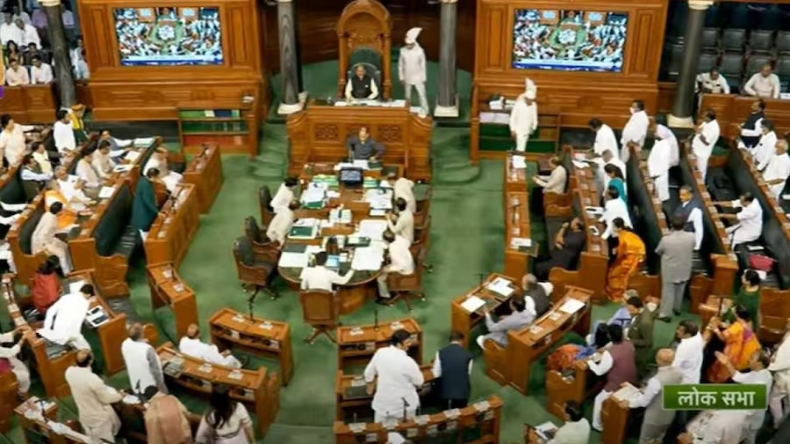 Parliament Session: सांसदों के निलंबन के बाद आज भी हंगामा, लोकसभा-राज्यसभा 2 बजे तक स्थगित