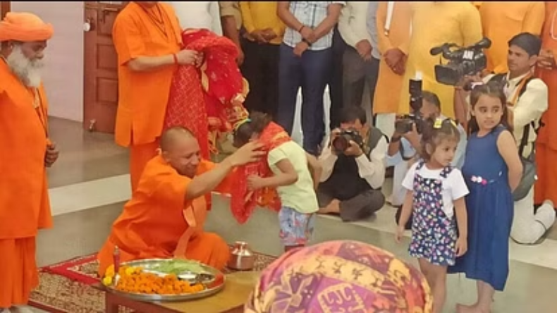 UP :  BJP के स्थापना दिवस पर सीएम योगी ने लखनऊ कार्यलय में फहराया पार्टी का झंडा