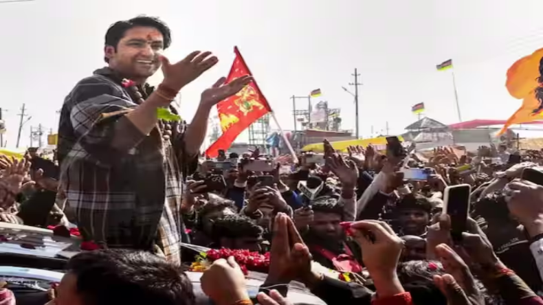 बागेश्वर बाबा से मिले असम के CM हिमंत बिस्वा सरमा, लिया आशीर्वाद