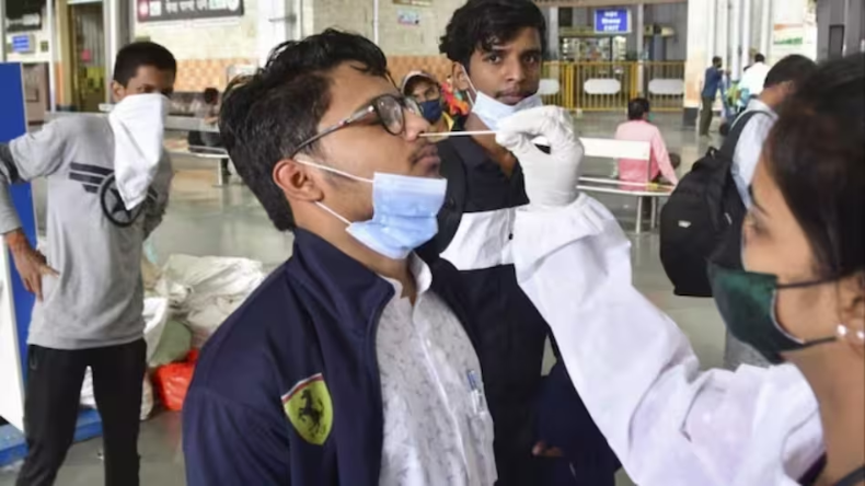 दिल्ली में 153 तो मुंबई में दोगुने हुए कोरोना मामले, संक्रमण दर भी बढ़ी